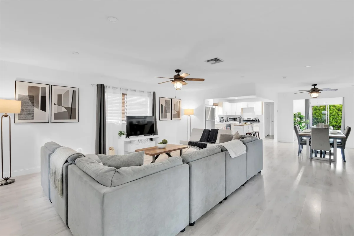 214 SE 6th St, Dania Beach: photo 1 of 15
