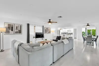 214 SE 6th St, Dania Beach: photo 1 of 15