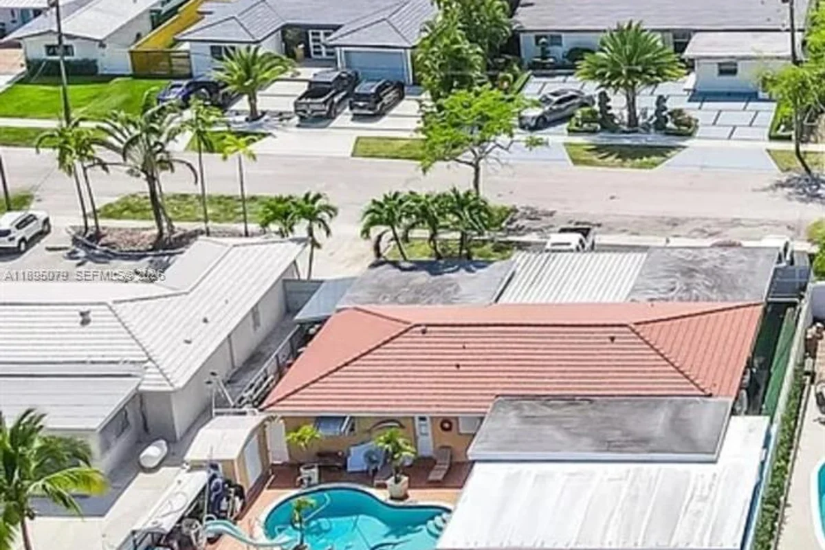 12941 Auralia Rd, North Miami: photo 1 of 32