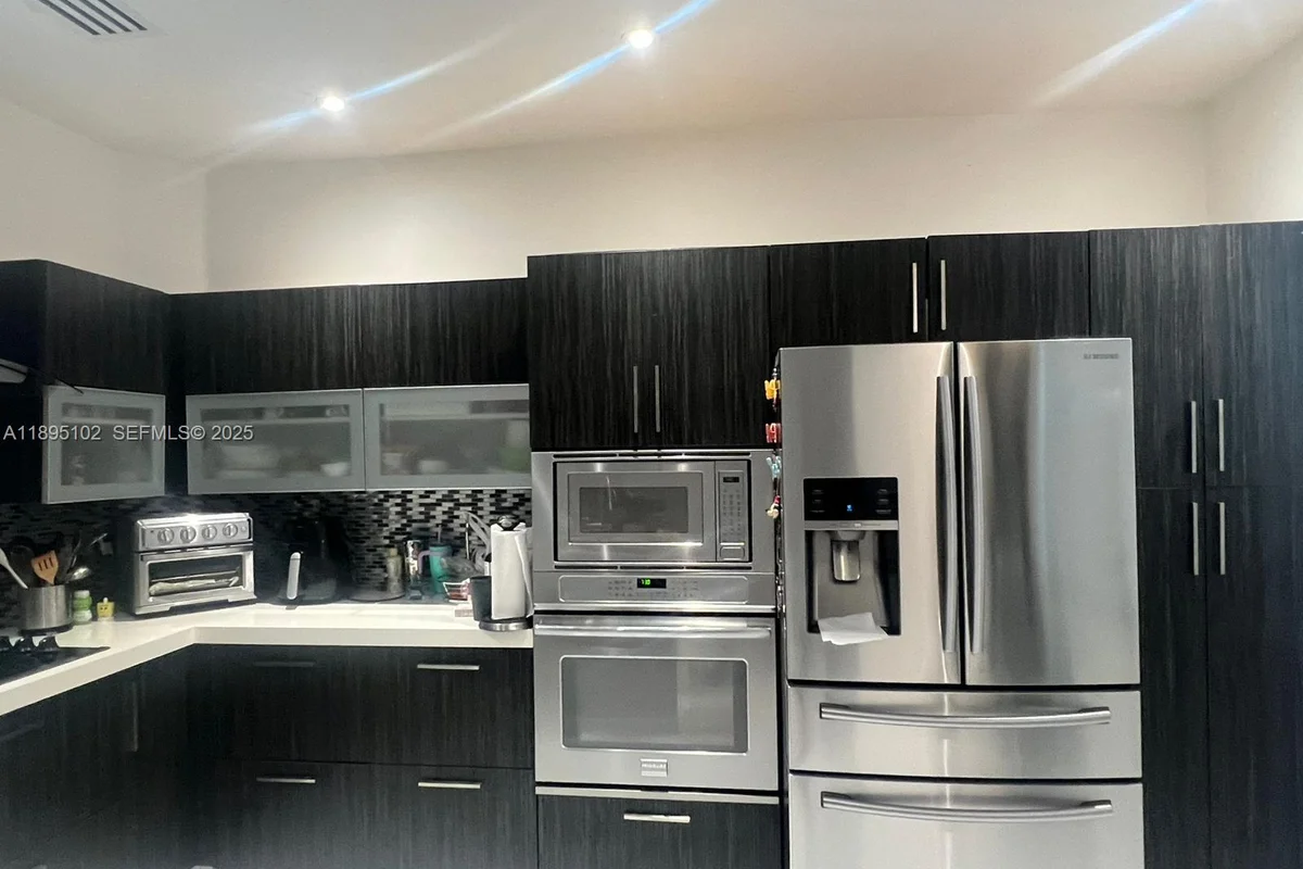 11281 NW 84th St, Doral: photo 1 of 7