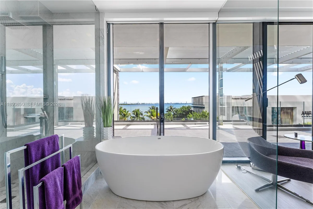 650 NE 32nd St #BH7, Miami: photo 1 of 53