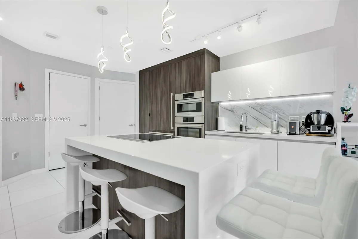 851 NE 1st Ave #806, Miami: photo 1 of 51
