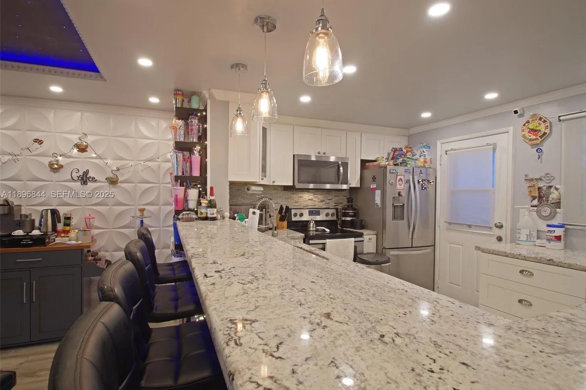 420 NE 12th Ave #401, Hallandale Beach: photo 1 of 31