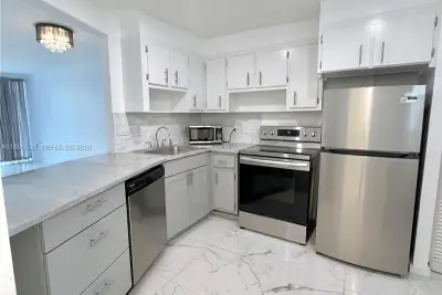 1710 NE 191st St #307-3, Miami: photo 1 of 25