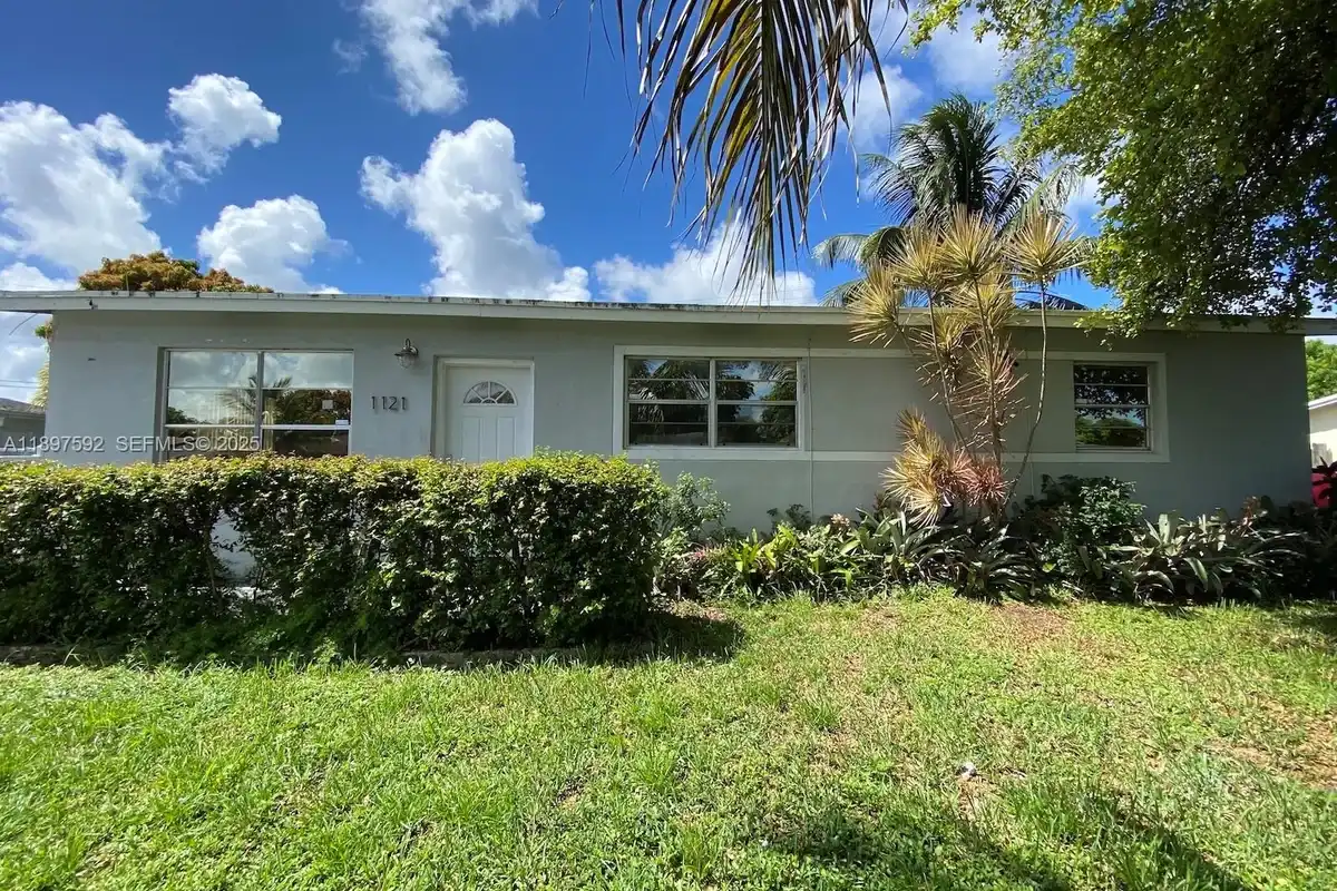 1121 NE 214th St, Miami: photo 1 of 14