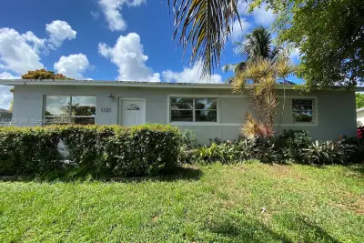 1121 NE 214th St, Miami: photo 1 of 14