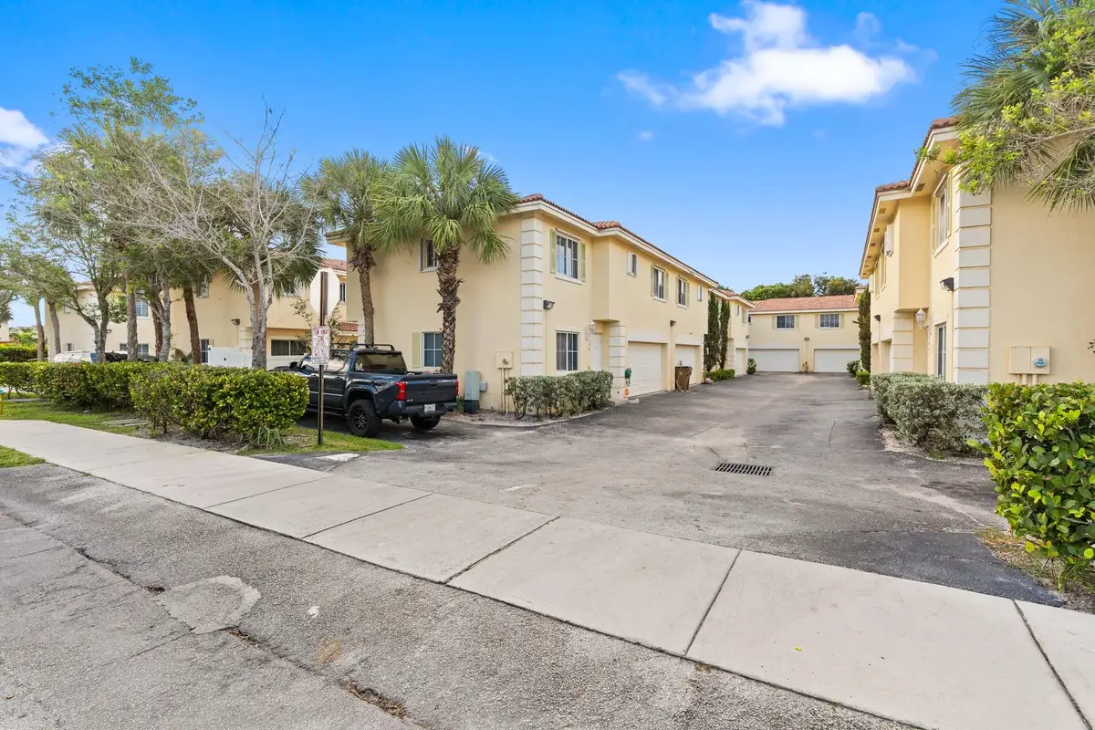 176 SE 2nd St SE, Deerfield Beach: photo 1 of 14