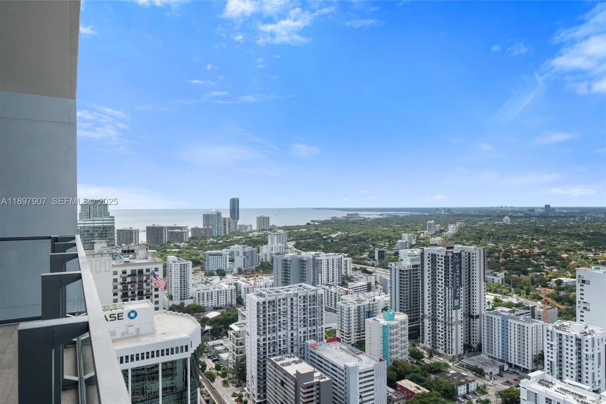 88 SW 7th St #3910, Miami: photo 1 of 38