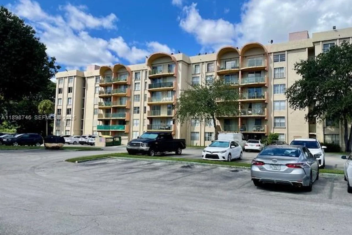 9350 Fontainebleau Blvd #408, Miami: photo 1 of 20