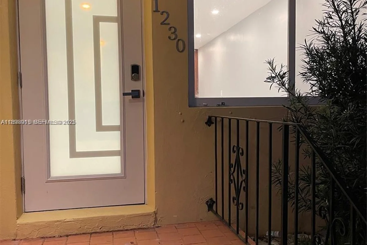 1230 NE 148th St, Miami: photo 1 of 9
