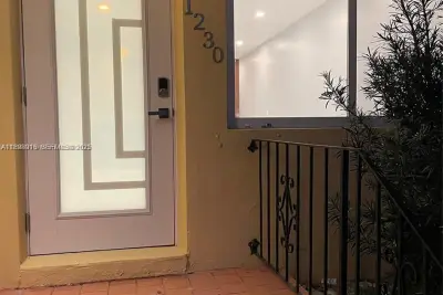 1230 NE 148th St, Miami: photo 1 of 9