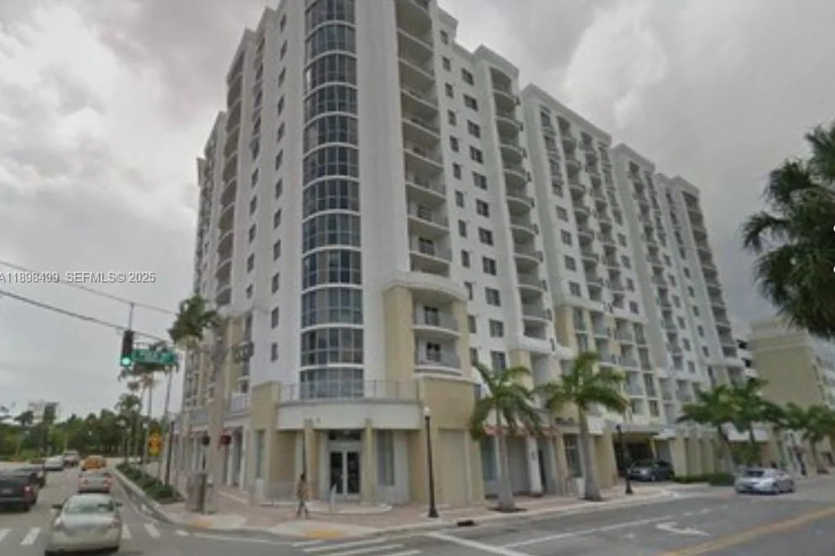 Condo in Hollywood: photo 1 of 20