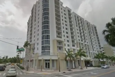 Condo in Hollywood: photo 1 of 20