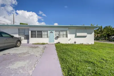 721 N A St, Lake Worth Beach: photo 1 of 23