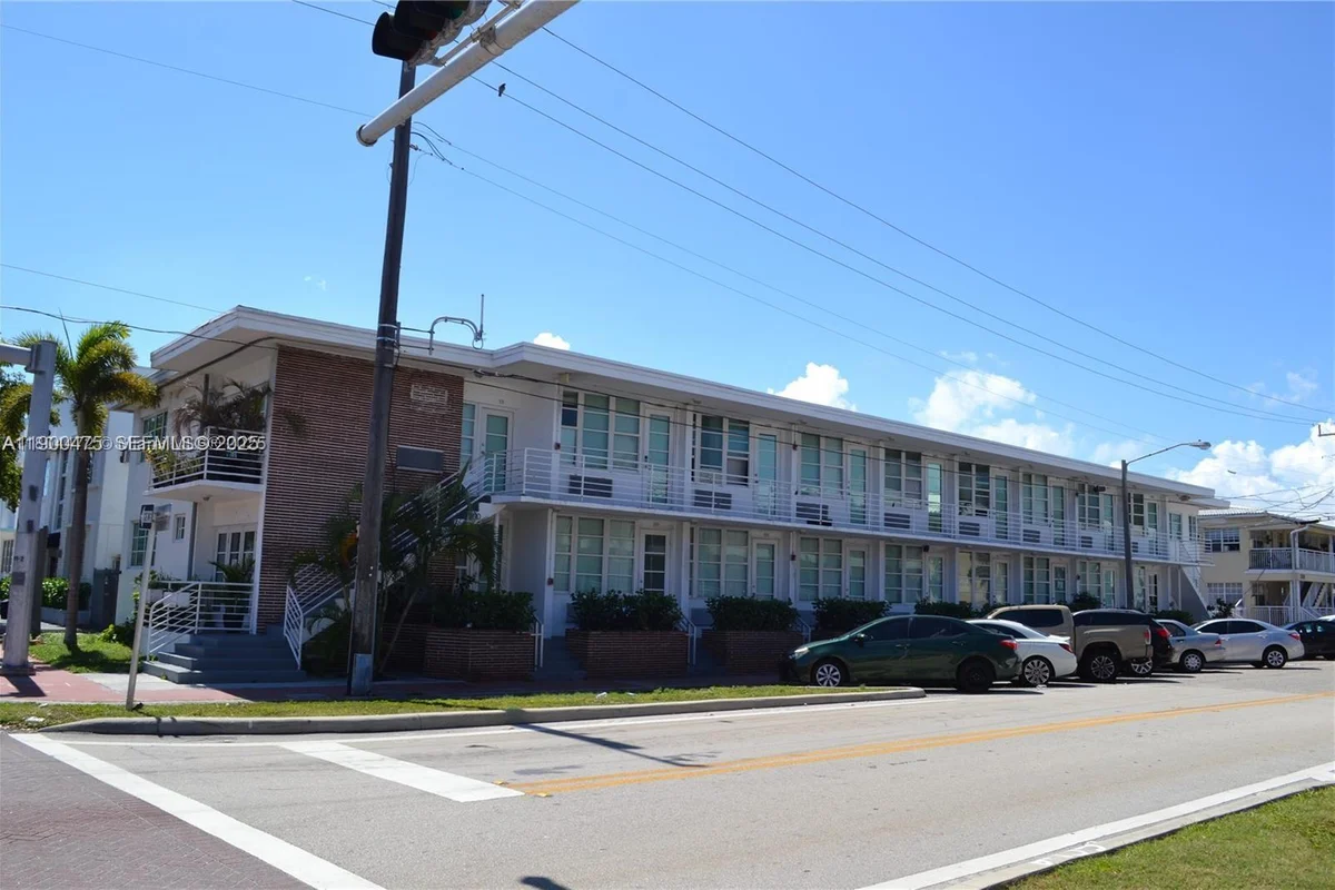 300 74th St #3, Miami Beach: photo 1 of 10
