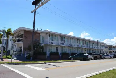 300 74th St #3, Miami Beach: photo 1 of 10