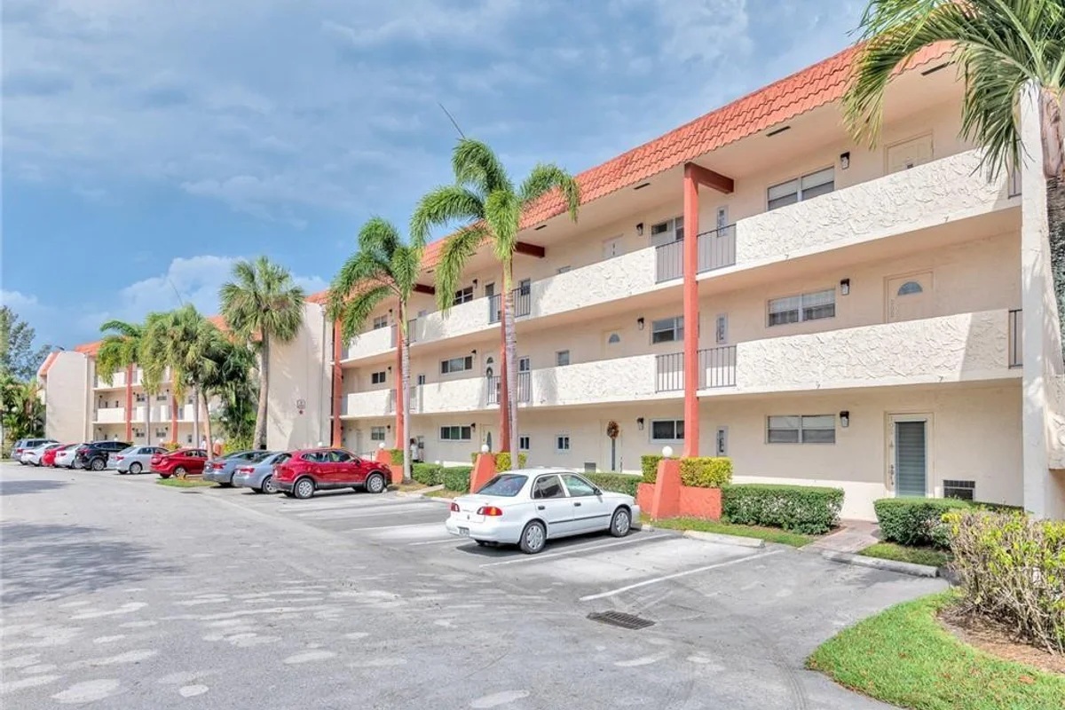 9800 N Hollybrook Lake Dr #202, Pembroke Pines: photo 1 of 31