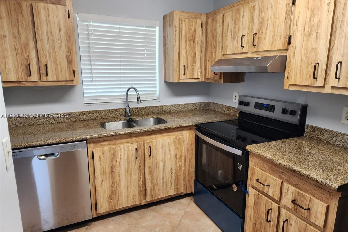 6061 Shakerwood Cir #208, Tamarac: photo 1 of 14