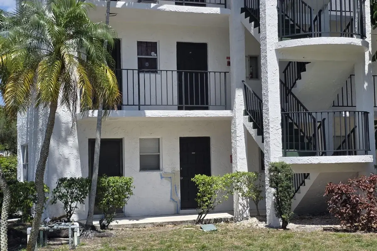 3330 Spanish Moss Ter #113, Lauderhill: photo 1 of 2