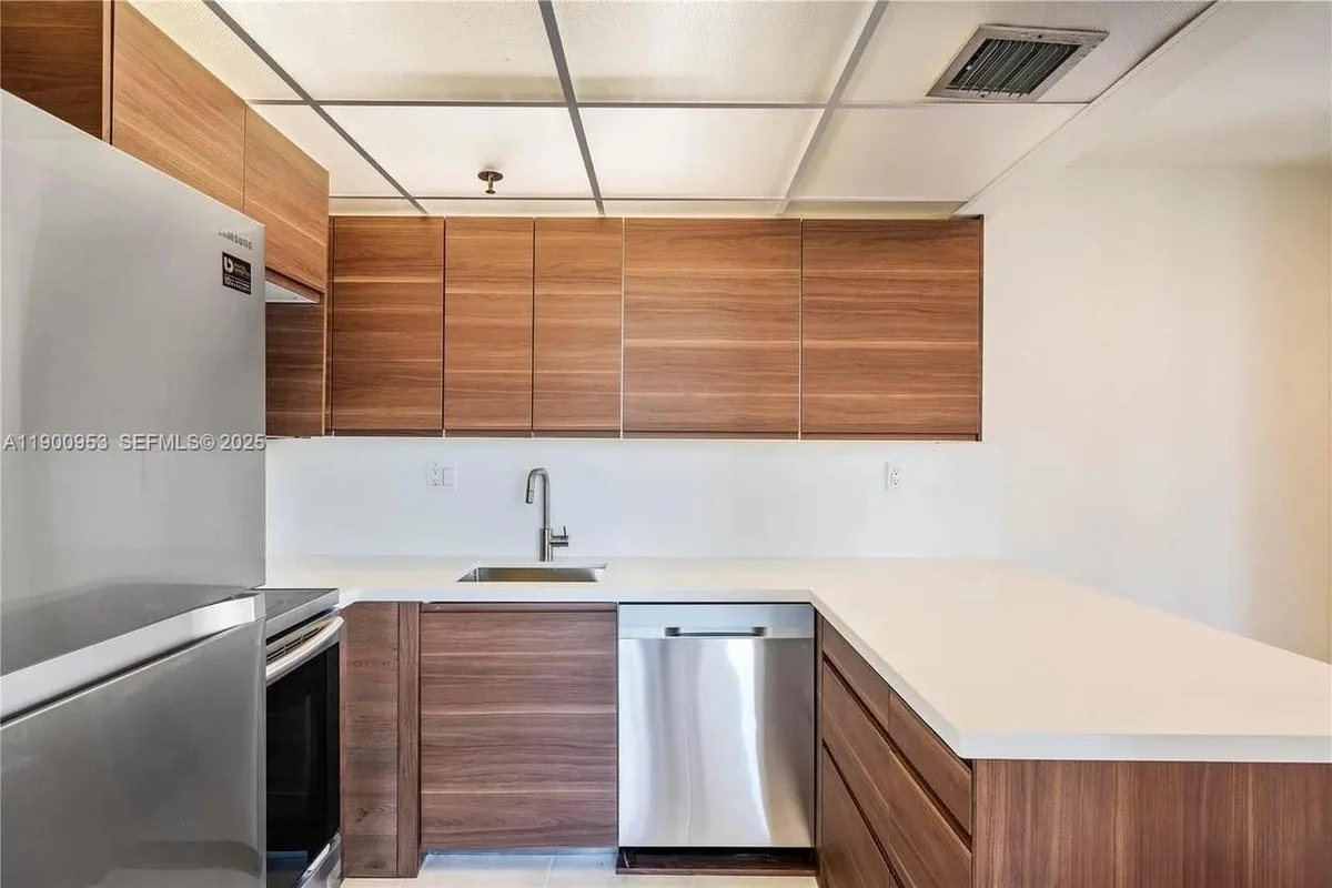17890 W Dixie Hwy #606, North Miami Beach: photo 1 of 11