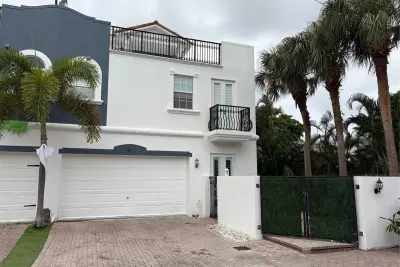 732 NE 15th Ave, Fort Lauderdale: photo 1 of 42