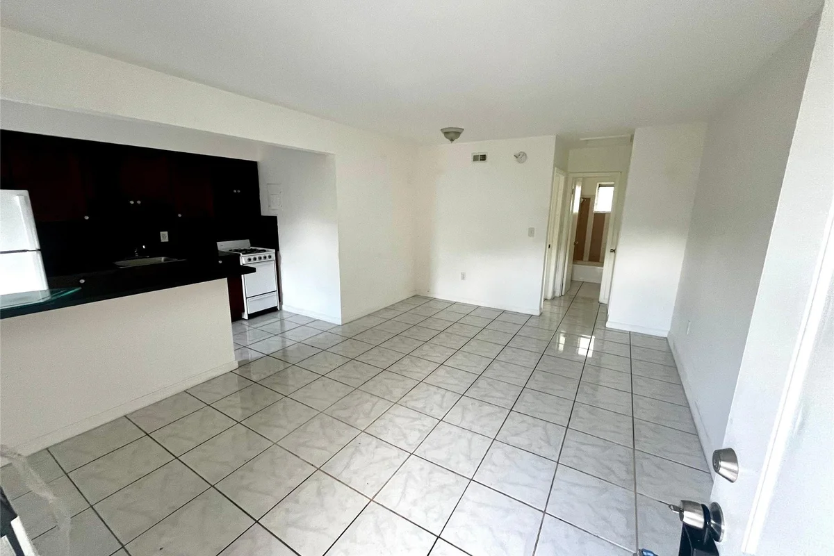 751 NE 83rd Ter #14, Miami: photo 1 of 3