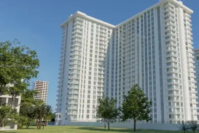 231 174th St #MO-3, Sunny Isles Beach: photo 1 of 19