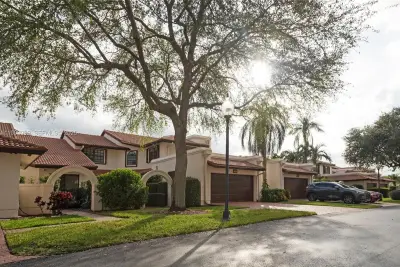 9318 NW 50th Doral Cir, Doral: photo 1 of 56