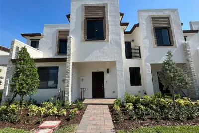 875 NE 211th St, Miami: photo 1 of 22