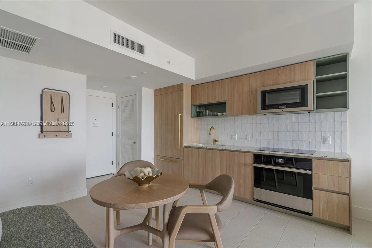 159 NE 6th St #3404, Miami: photo 1 of 46