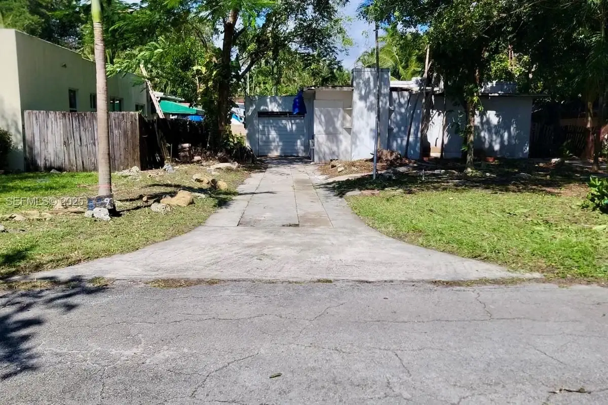 519 NE 118th St, Biscayne Park: photo 1 of 6