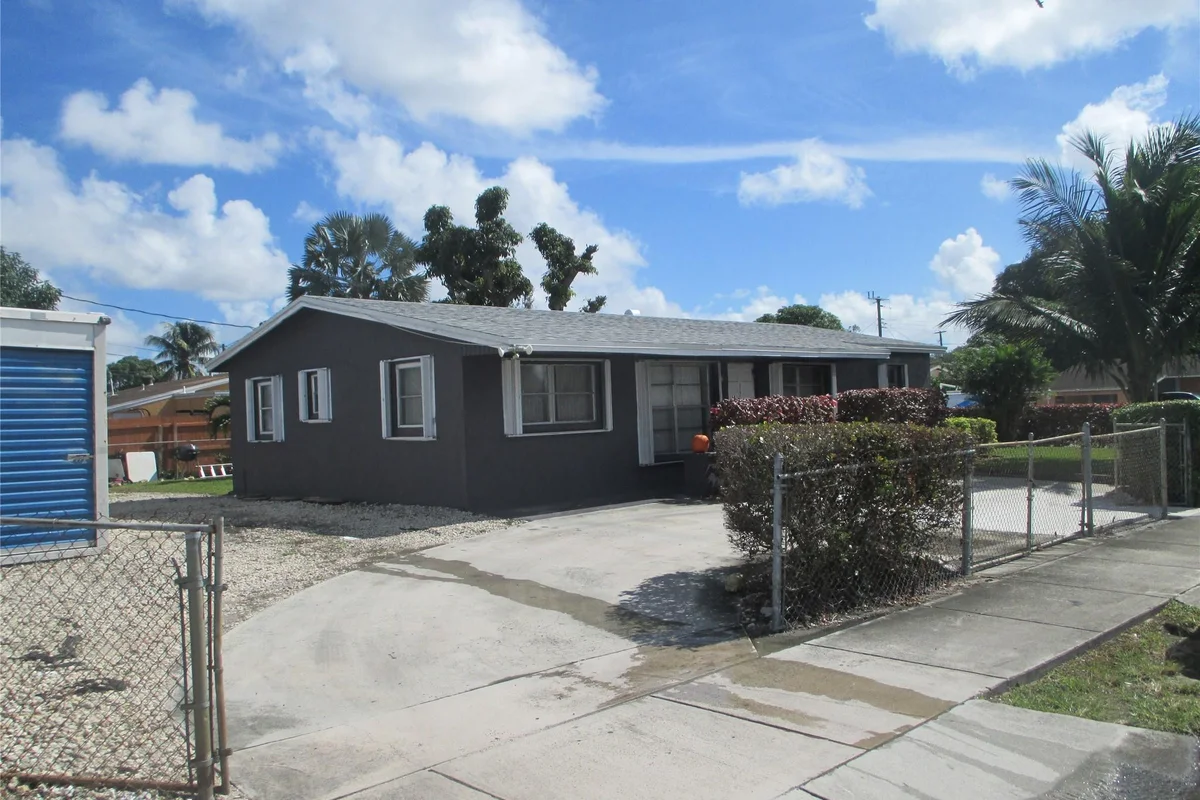 House in Lauderhill: photo 1 of 3