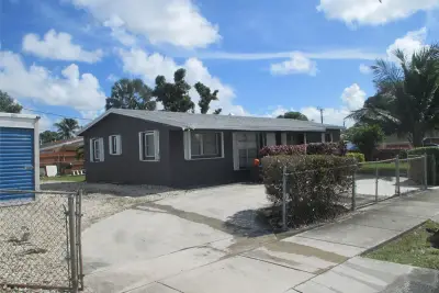 House in Lauderhill: photo 1 of 3