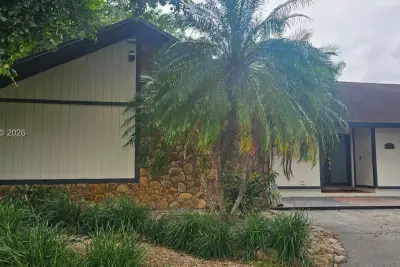 18750 SW 207th Ave, Miami: photo 1 of 21