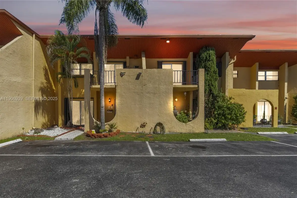 13715 SW 84th St #F, Miami: photo 1 of 30