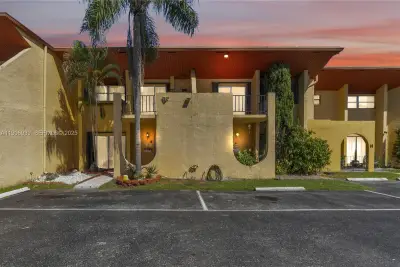 13715 SW 84th St #F, Miami: photo 1 of 30