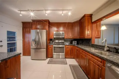 1660 NE 191st St #410-1, Miami: photo 1 of 29
