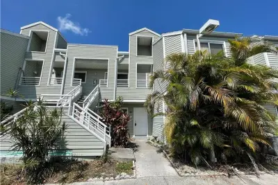 3441 NW 44 St #203, Oakland Park: photo 1 of 10