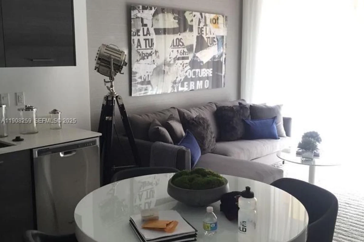 151 SE 1st St #903, Miami: photo 1 of 8