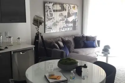 151 SE 1st St #903, Miami: photo 1 of 8