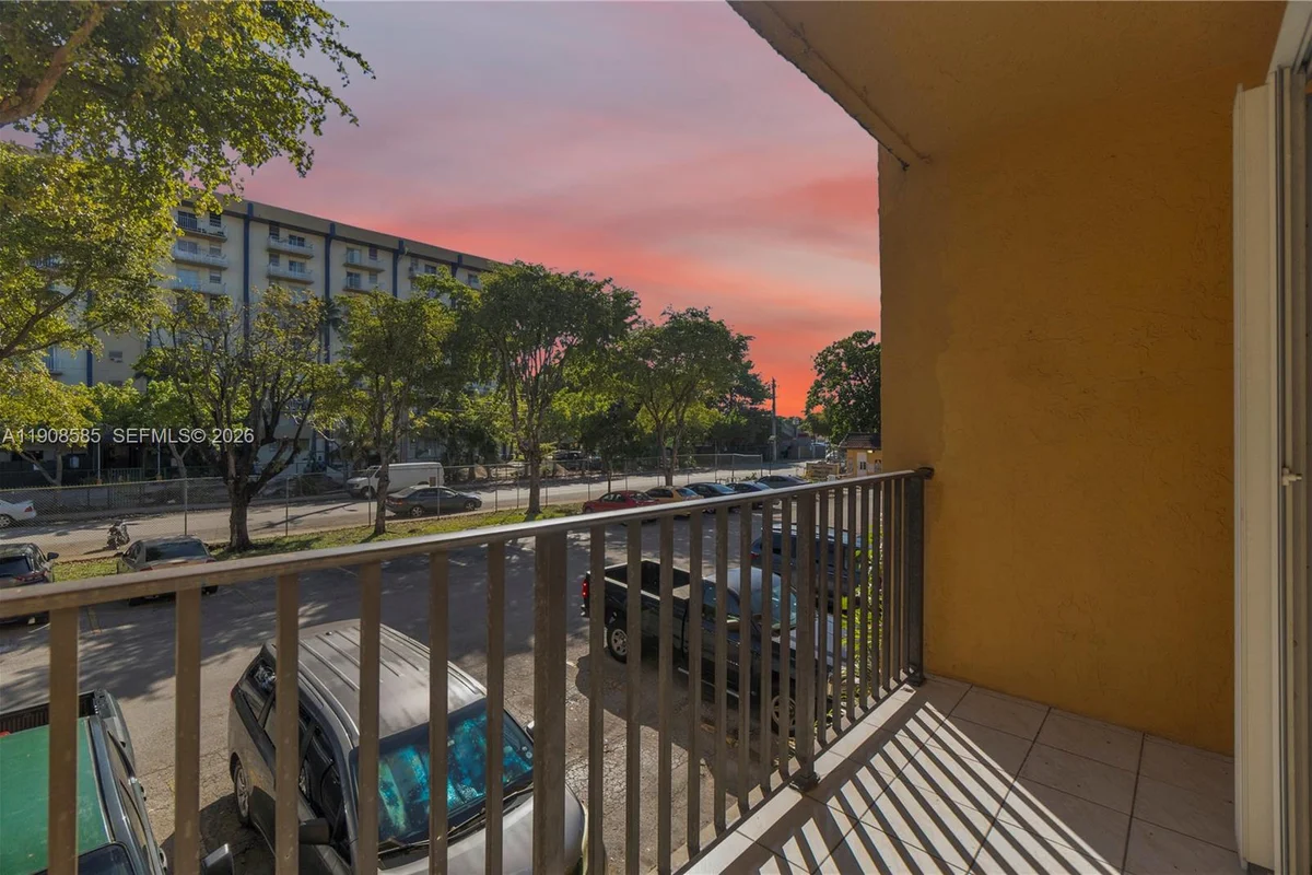 4709 NW 7th St #204-9, Miami: photo 1 of 51