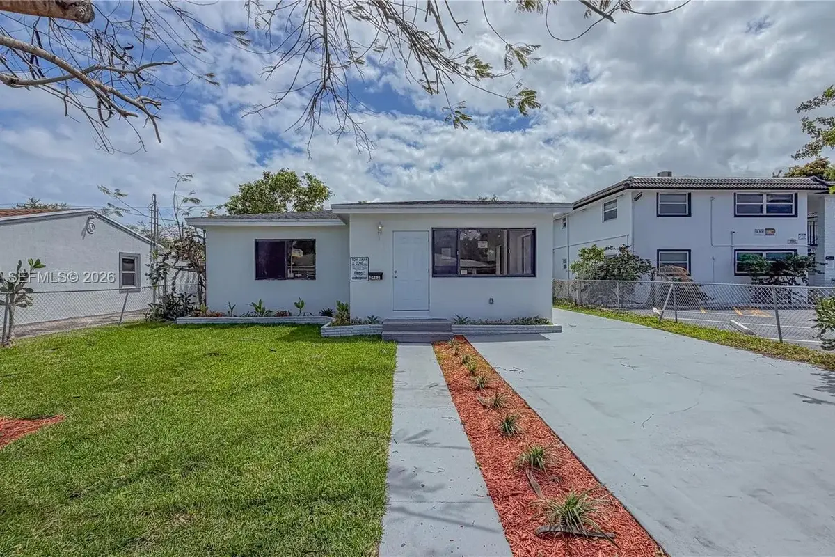 2462 Johnson St, Hollywood: photo 1 of 34