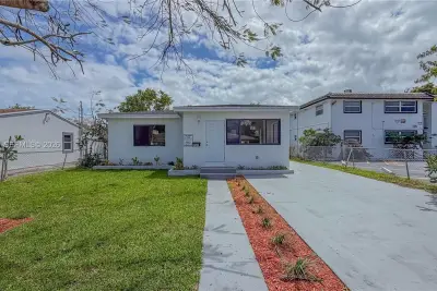 2462 Johnson St, Hollywood: photo 1 of 34