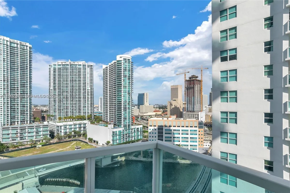 41 SE 5th St #1217, Miami: photo 1 of 25