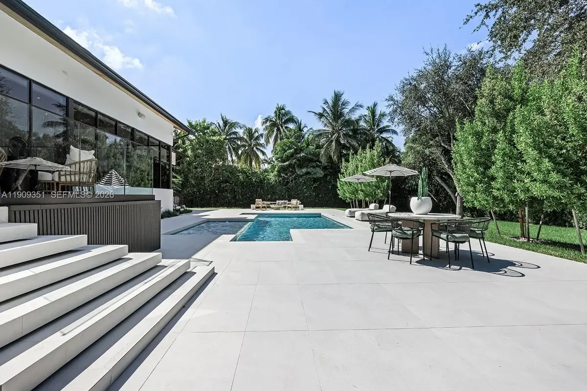 7910 Los Pinos Cir, Coral Gables: photo 1 of 25
