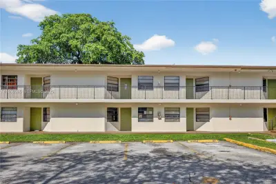 4198 Lakeside Dr, Tamarac: photo 1 of 16
