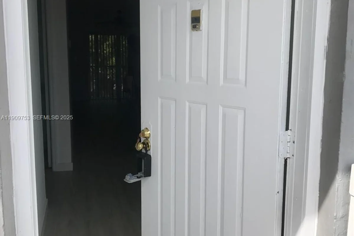 438 NE 210th Cir Ter #203-4B, Miami: photo 1 of 20