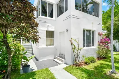 555 NE 70th St, Miami: photo 1 of 38
