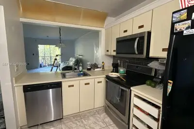 430 NE 210th Cir Ter #203-3, Miami: photo 1 of 2