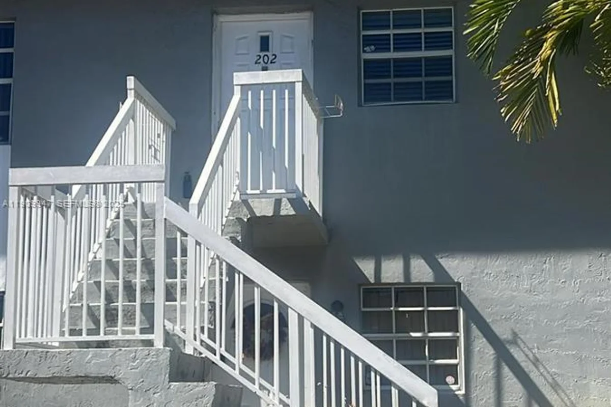 438 NE 210th Cir Ter #202-4B, Miami: photo 1 of 23